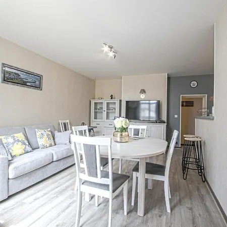 Modern In Near Tapestry Museum Apartment *