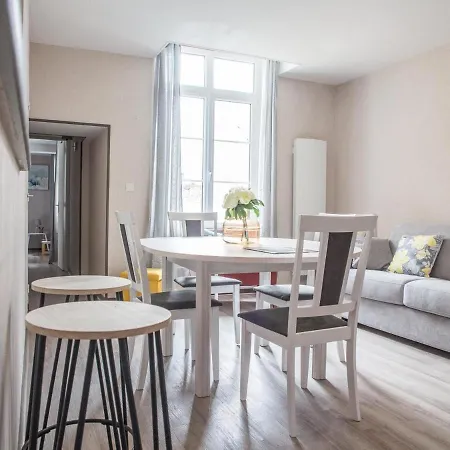 Modern In Near Tapestry Museum Apartment